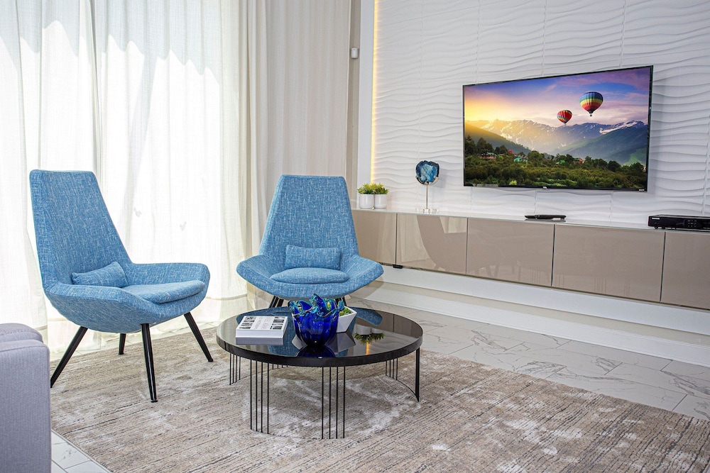 396 - 4bd/3ba Luxurious Homechampions Gate Resort