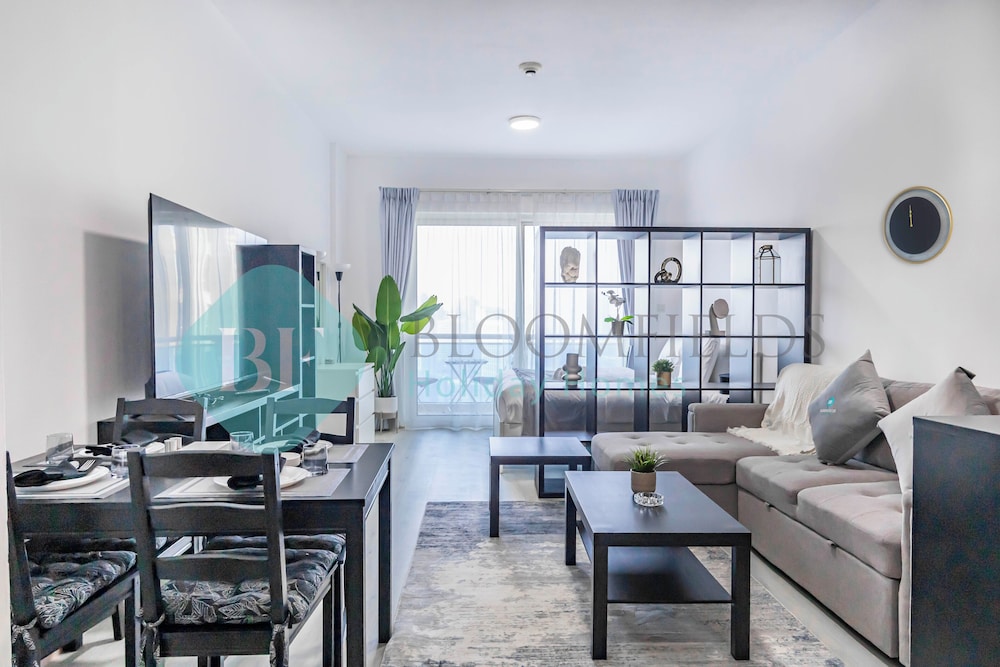 Bloomfields STU Lago Vista Sea View
