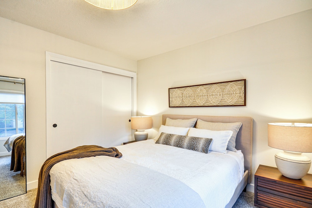 Near Shops & Cafes: Beaverton Haven w/ Luxe Decor!