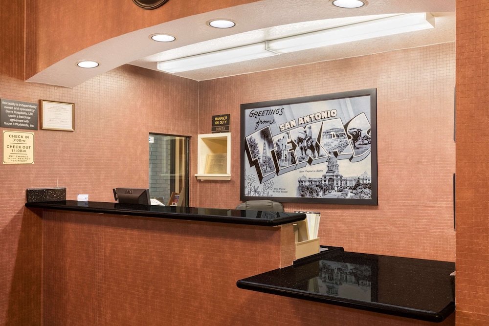 Super 8 by Wyndham San Antonio at I-10 - Image 2