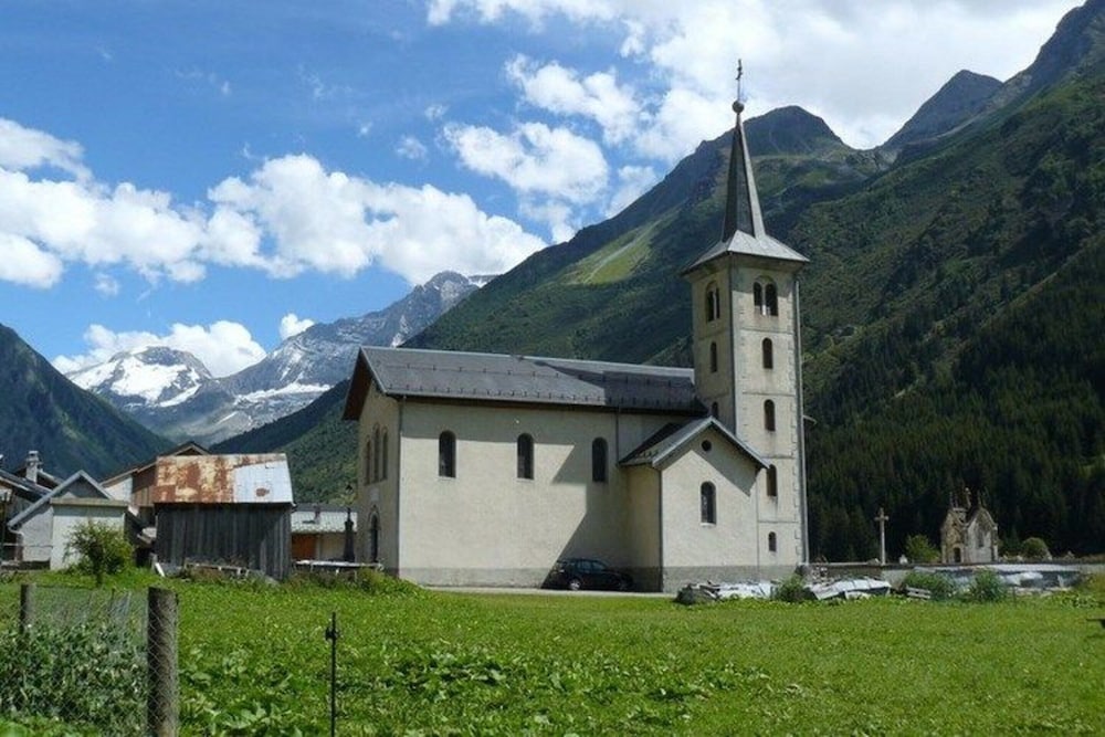Spacious Holiday Home Near Center of Champagny