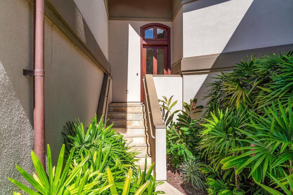 Luxurious Ho'olei 12-2, Lush View, Close to Pool, Sleeps 8 in Beds, Central AC!