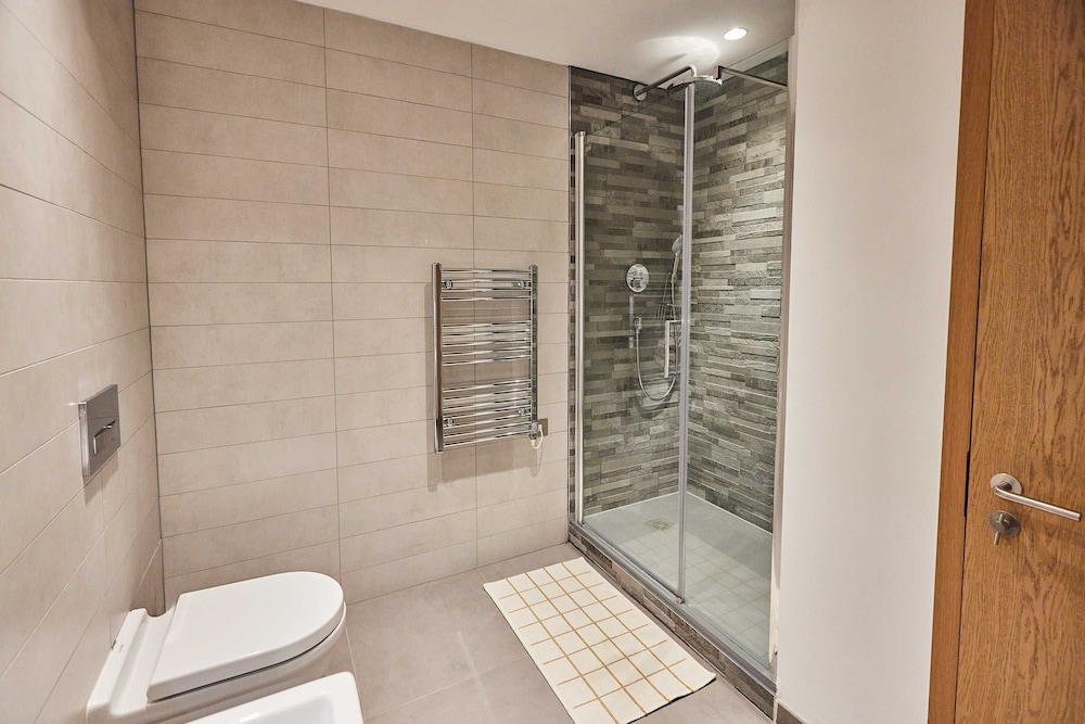 Host Stay Thames Apartment