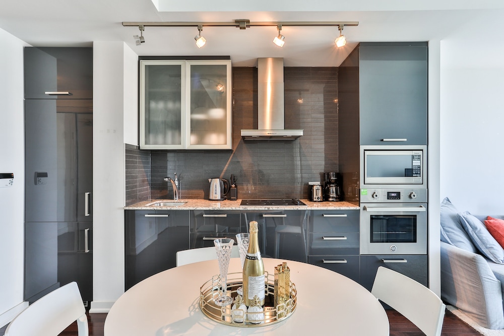 Brilliant High-Rise 2 Bed and Parking - Image 4