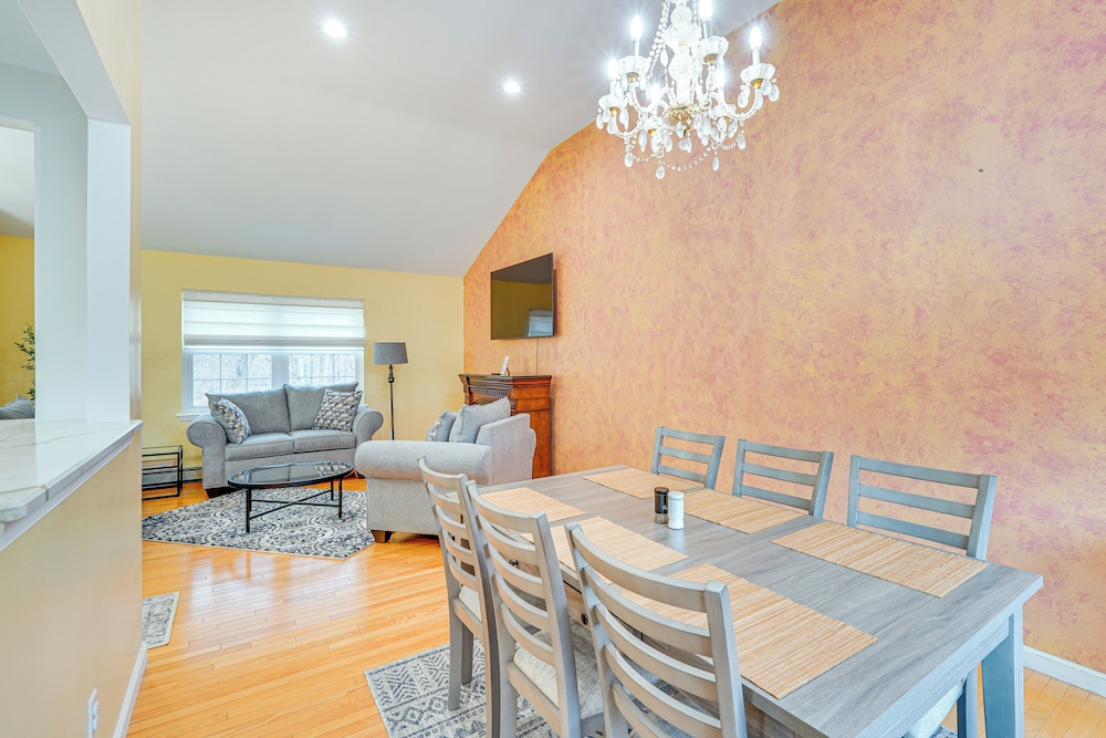 4 Mi to Hudson River: Cozy Newburgh Home!