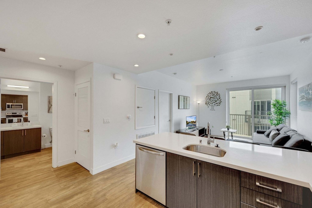 Stylish 2BR Family Apartment by Dtla