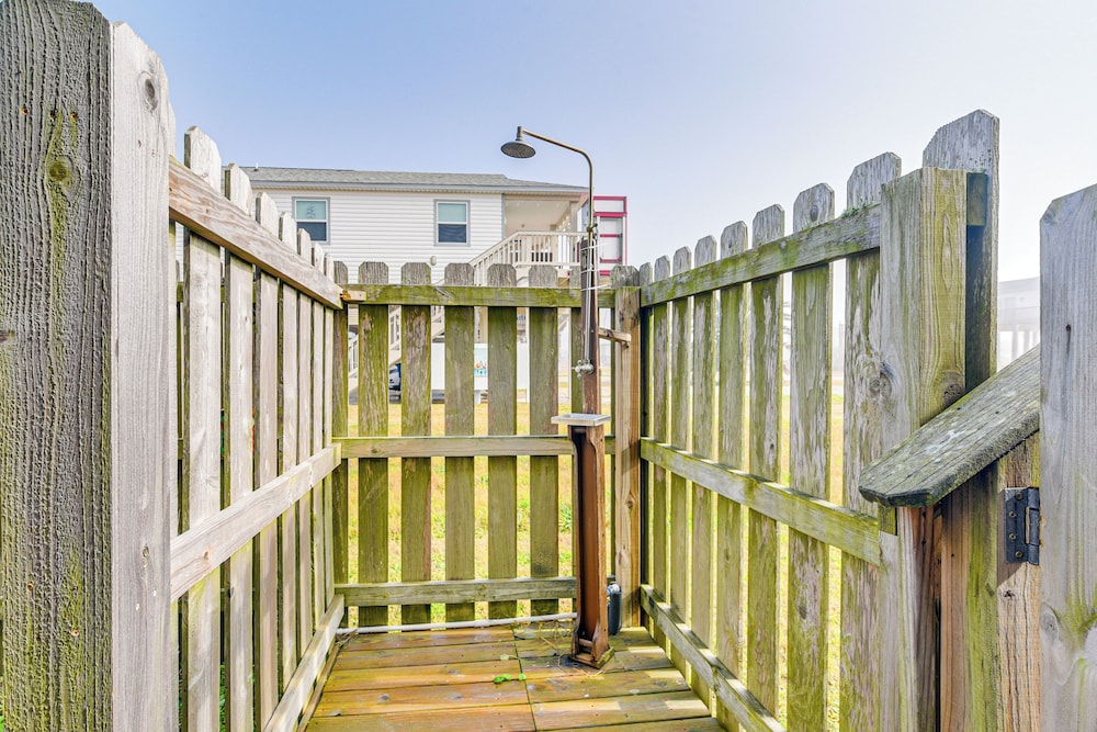 Walk to Gulf: Surfside Beach Home w/ Deck