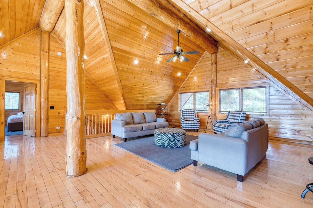 Pinnacle Chalet by Avantstay Luxury Cabin w/ Panoramic Views, Fireplace & Game Room