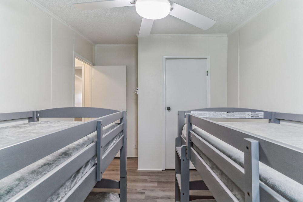 Relaxing 4br Hideaway In Groveland 4 Bedroom Cottage by RedAwning - Property Image 11