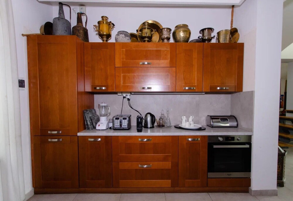 4 Bed Villa Estate Sleeps 7 - Pool, Garden, Sauna