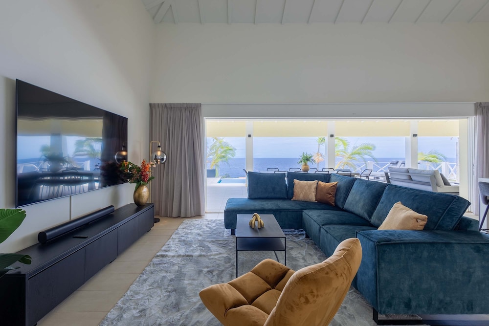 Villa Azure Vista 6BR Luxury Stay w 2 Pools