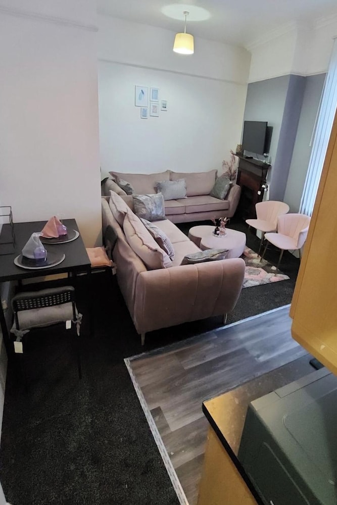 1 Bed - Sleeps 4 - Wolverhampton City Centre