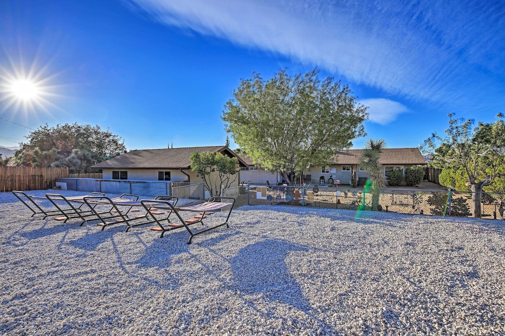 Charming Home, 8 Mi to Joshua Tree Natl Park