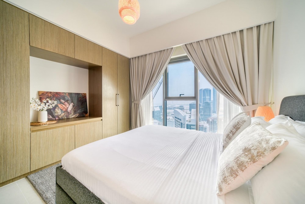 City Lights and Luxury Living Close to Dubai Mall