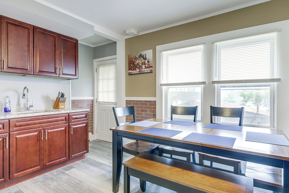 Easthampton Apartment Near Breweries & Rail Trail!