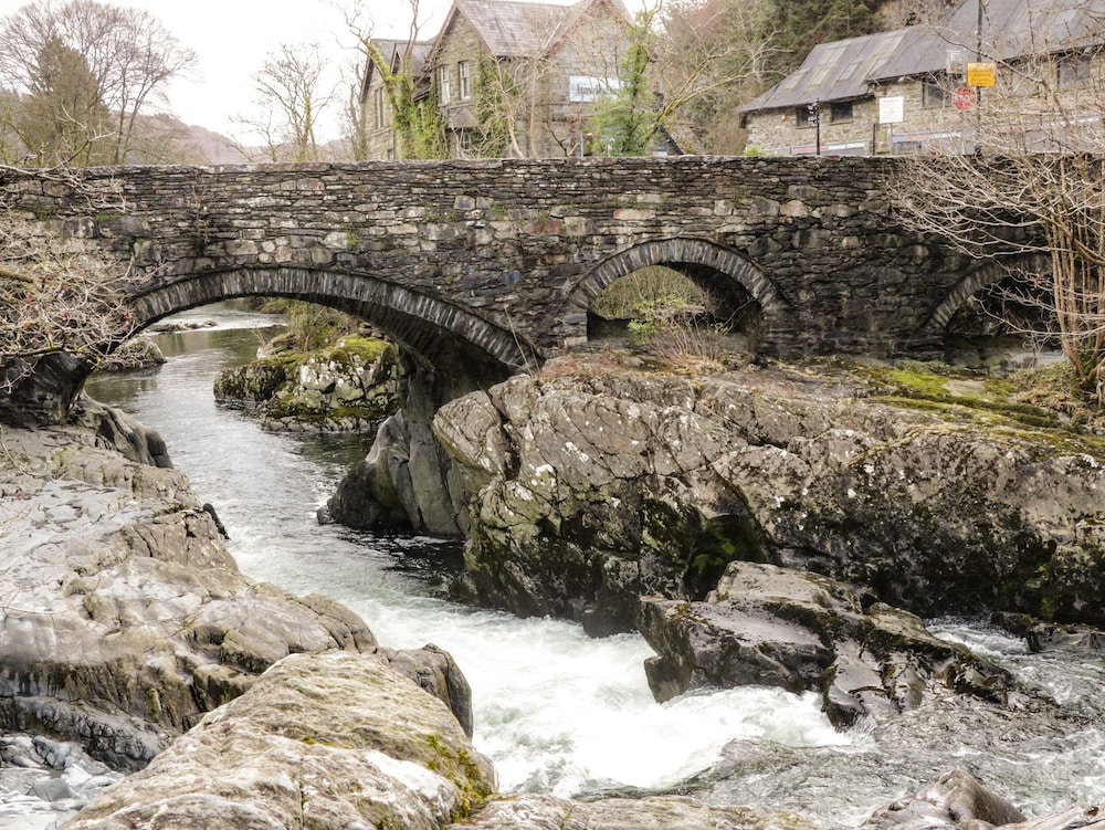 Coed Derw Isaf