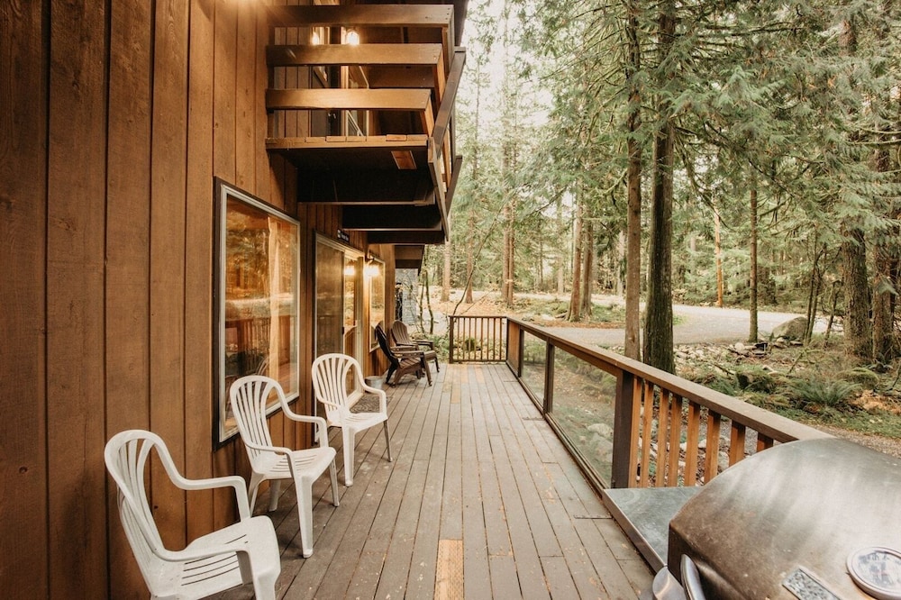 27gs - Bbq - Pets Ok - Wifi - Sleeps 10 3 Bedroom Home by RedAwning