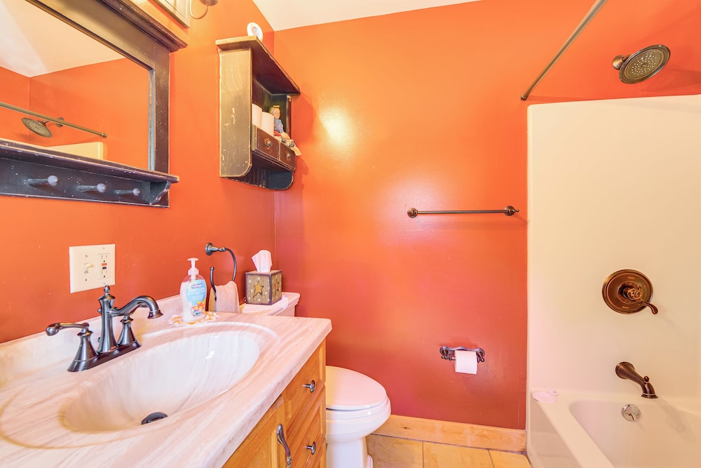 Hot Tub, Fire Pit & Grill: Remote Springfield Home