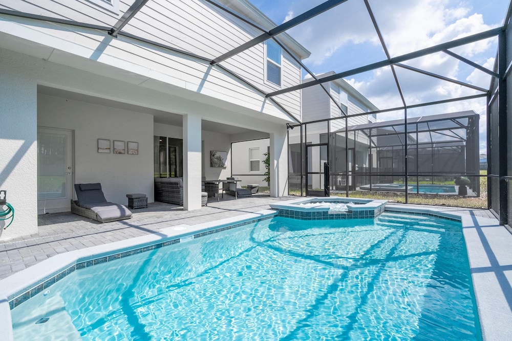 4446 KR - 7BR Luxury Villa Opulent Oasis