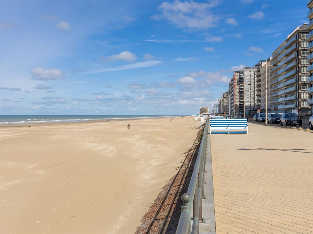 Apartment on Zeedijk With Sea Views