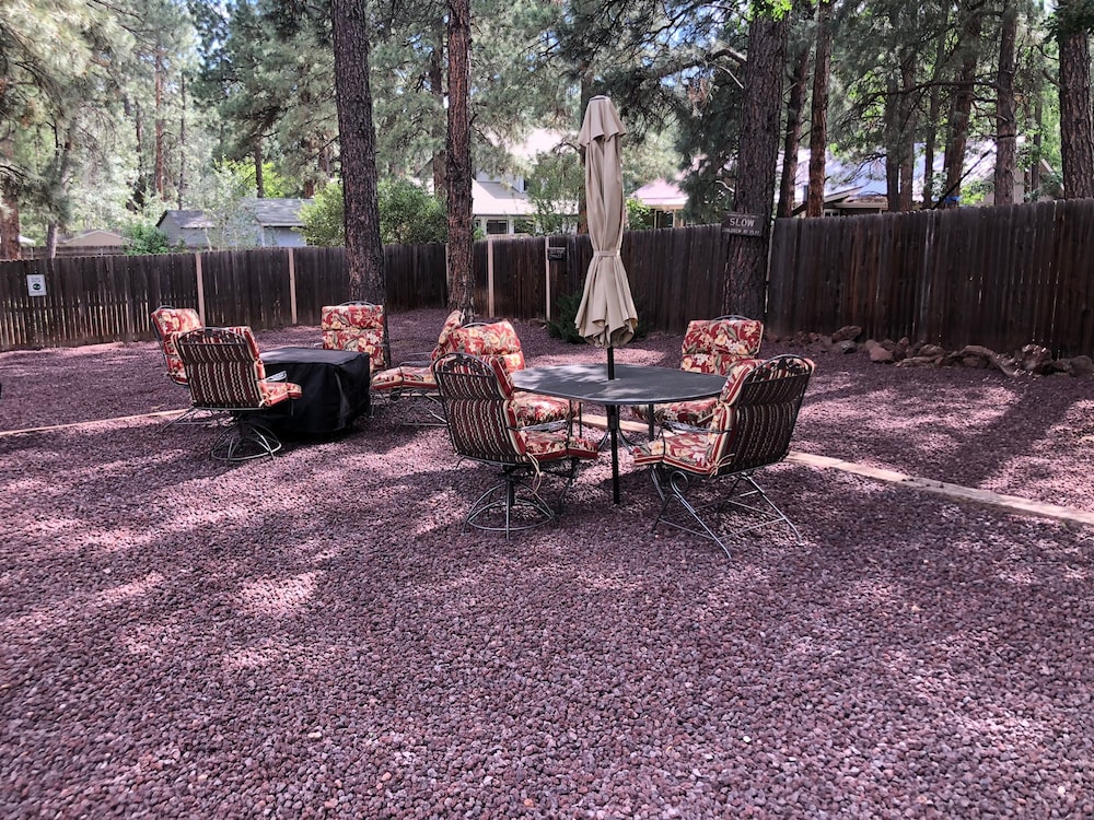 Home In The Pines Near Downtown w Hottub