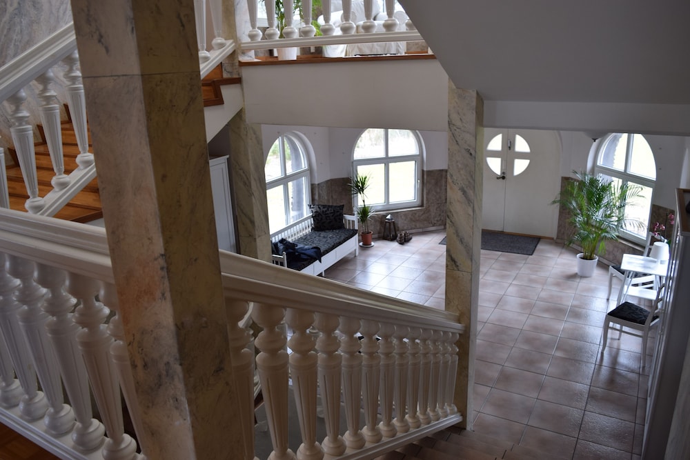 Albert's Manor