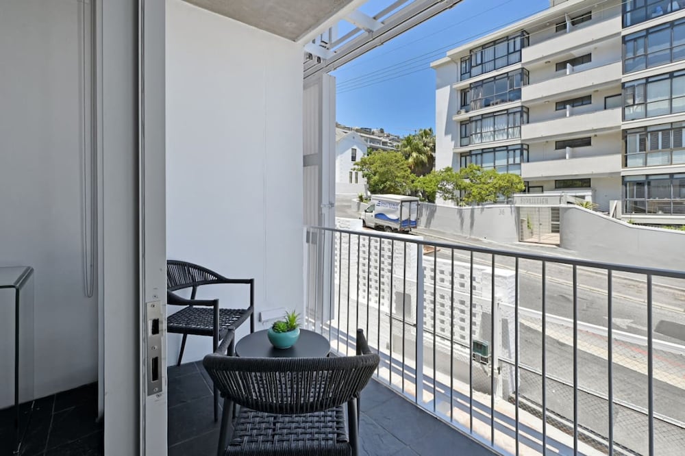 Modern 2-bed Bantry Bay 100m to Beach Ocean Bliss