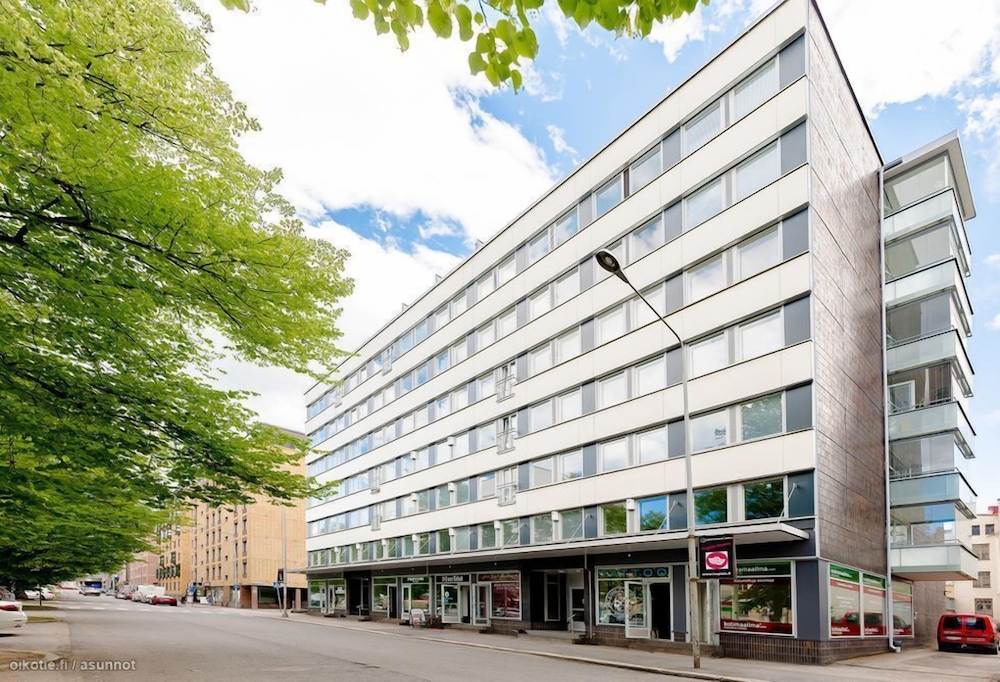2BR Downtown Home with Balcony & BEST Location