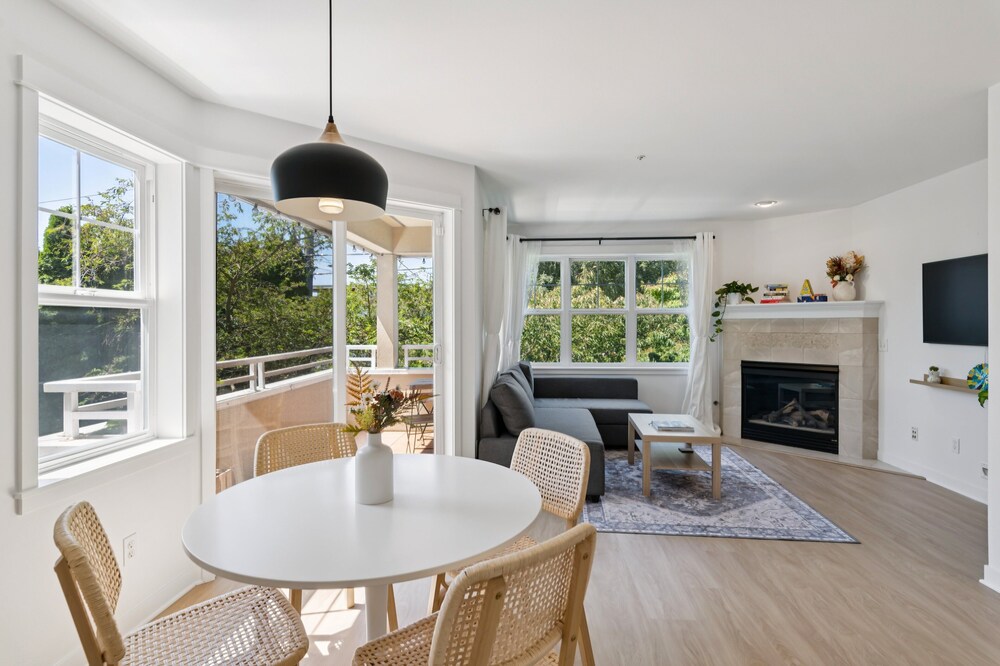 Walkable Seattle Gem Close To Everything 2 Bedroom Condo