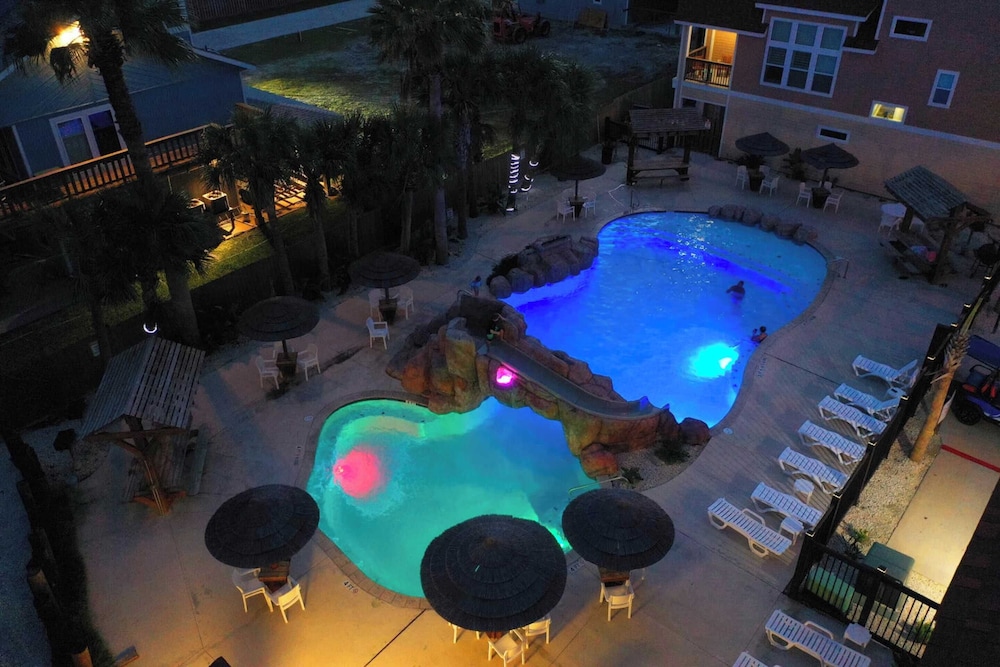 Sleeps 29, 3 Homes Beachside Resort Pool, Walk to the Beach