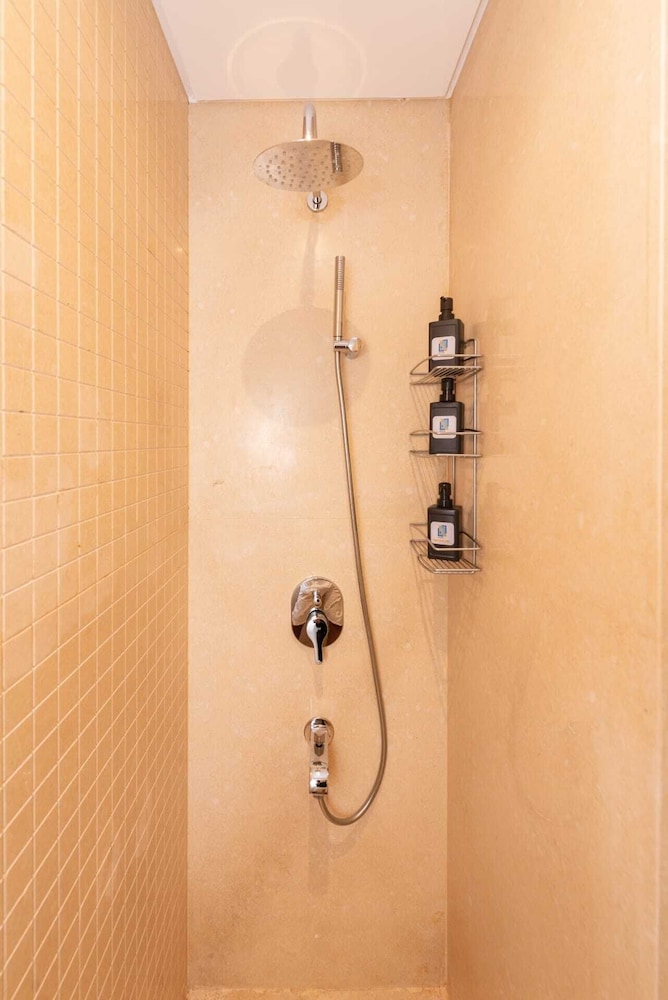 Xuru Stays I Exotic 1bdr w/ Outdoor Terrace Pool & Beach Access