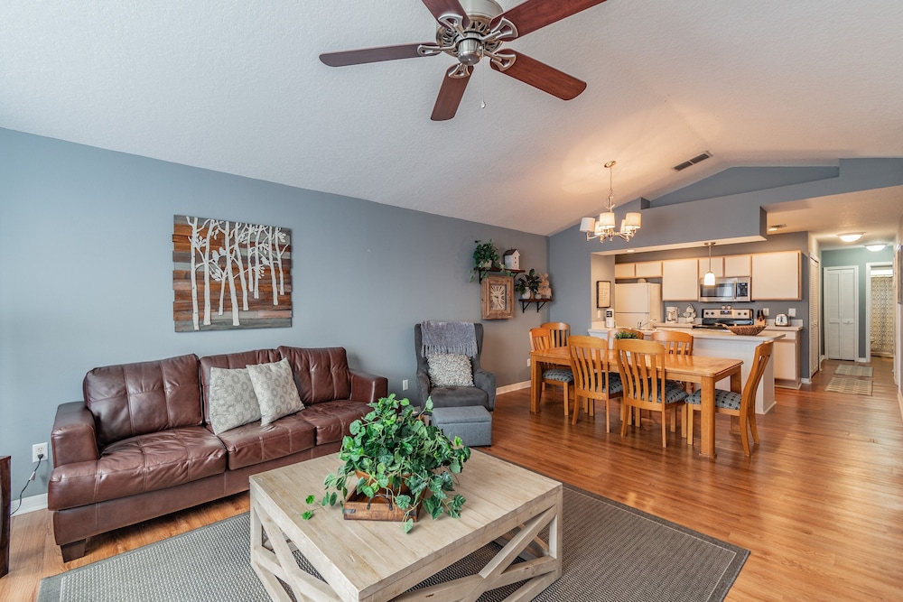 Near Theme Parks! Fabulous 3 BR Home, Star Wars Children's BR, Pool!