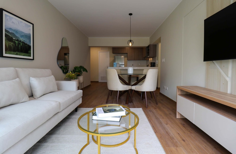 w Radiant 2BR w Great Balcony Near Kennedy Park
