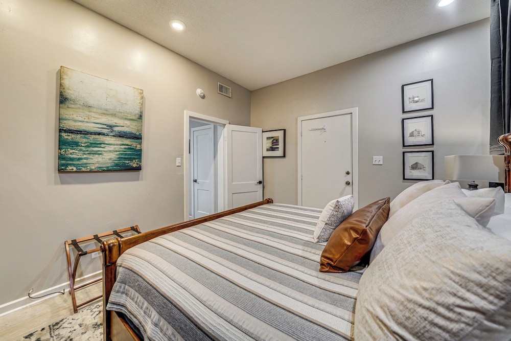 < 1 Mi to Dtwn Texarkana: Couple's Retreat w/ Yard
