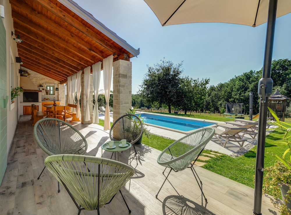 Villa in Srebrnici With Pool Near Marea Beach