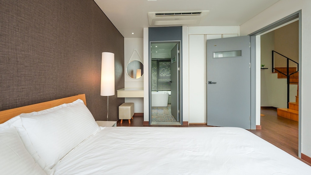 Gyeongju Wave Dokchae Poolvilla Pension