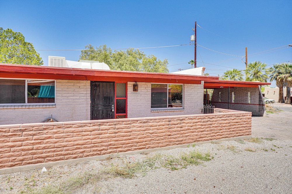 Tucson Townhome: 3 Mi to University of Arizona! view 3