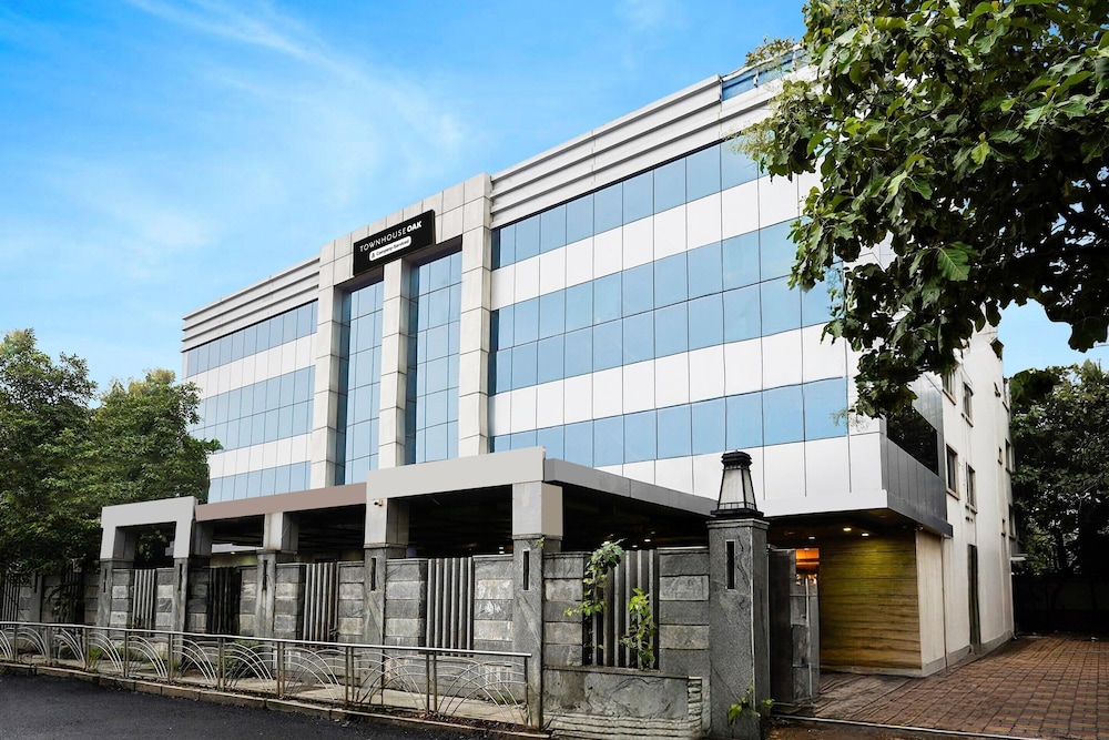 Luxury Urban Stays Near Chennai Airport