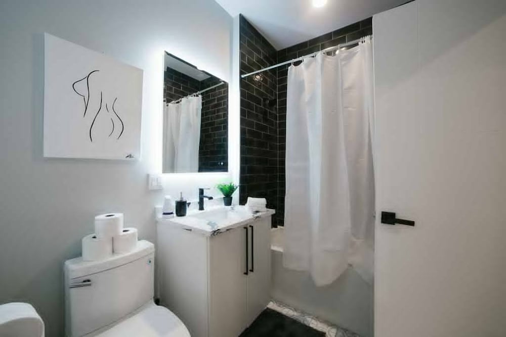 Magnificent NEW Home w 8 Beds Free Parking