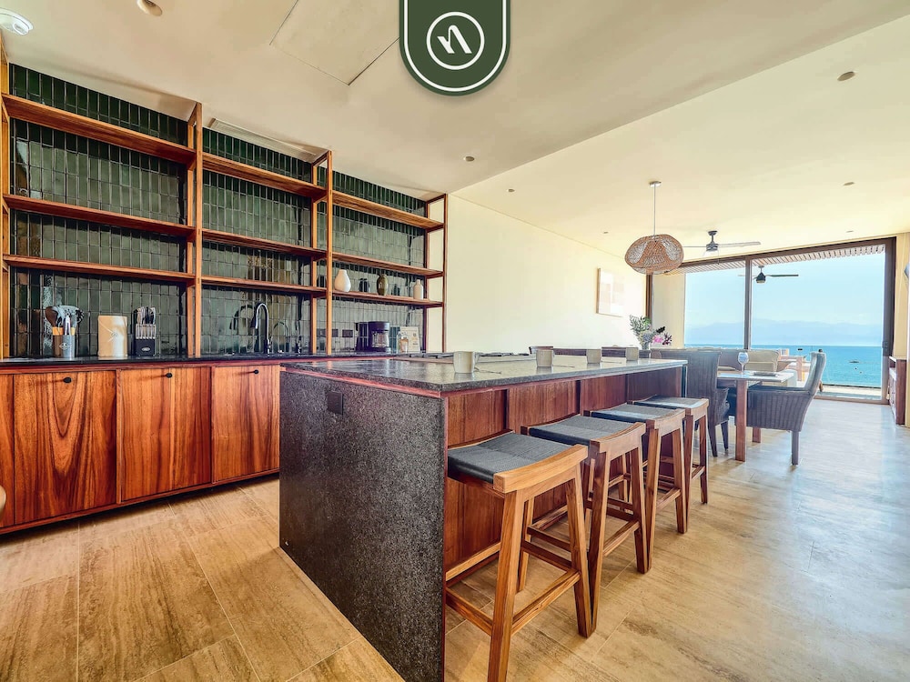 Luxury 4BR Oceanfront Condo - Private Beach - Pool