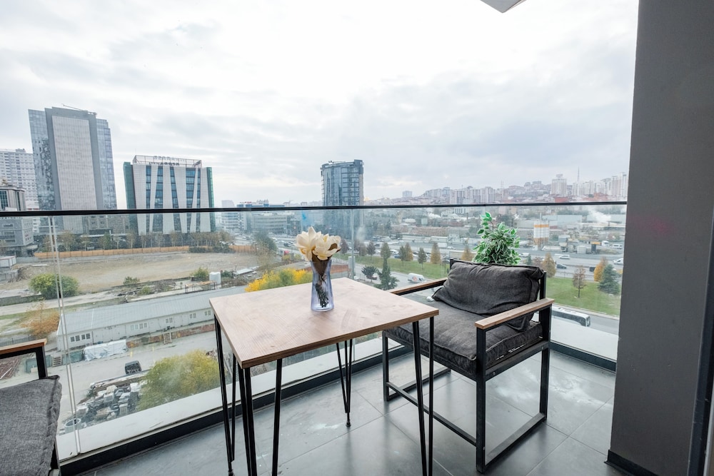 LUX RESIDENCE 2 ROOMS 1 SALOON