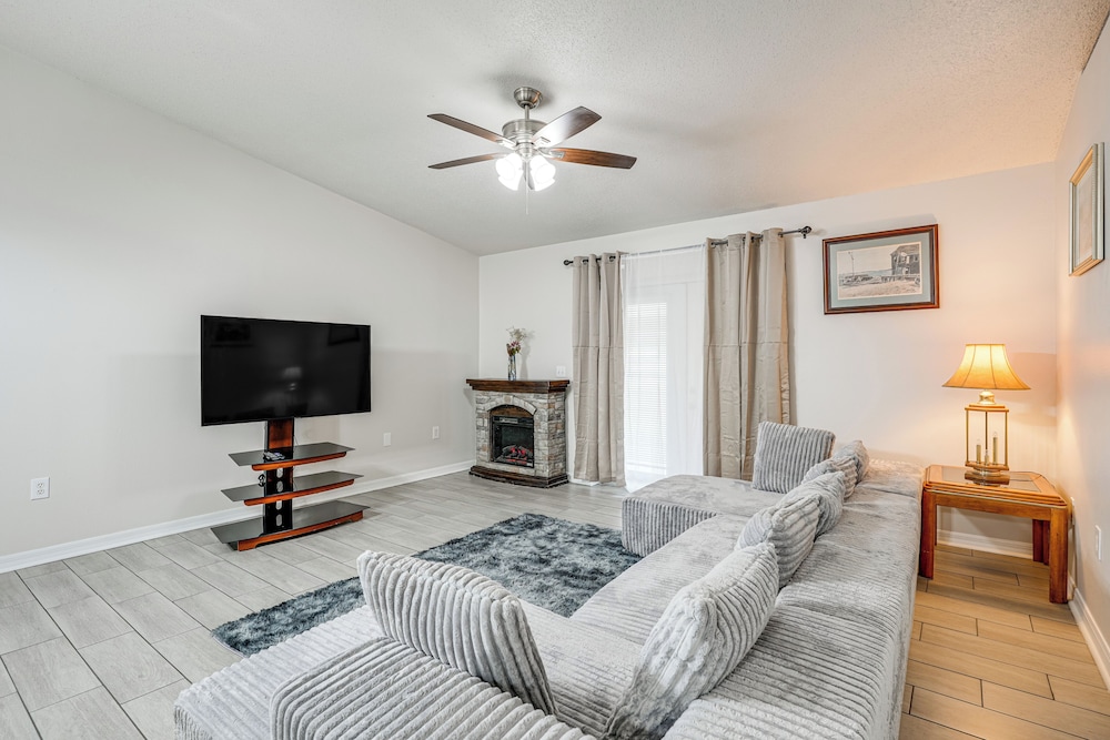 8 Mi to Legoland: Winter Haven Home w/ Lanai!