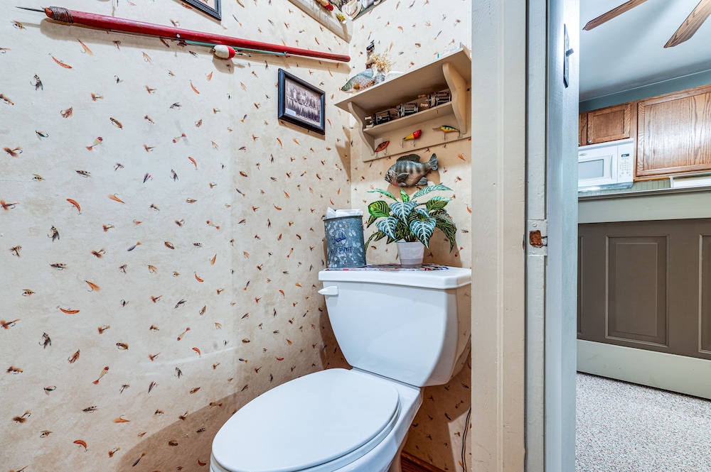 Clear Lake Vacation Rental: Walk to City Beach!