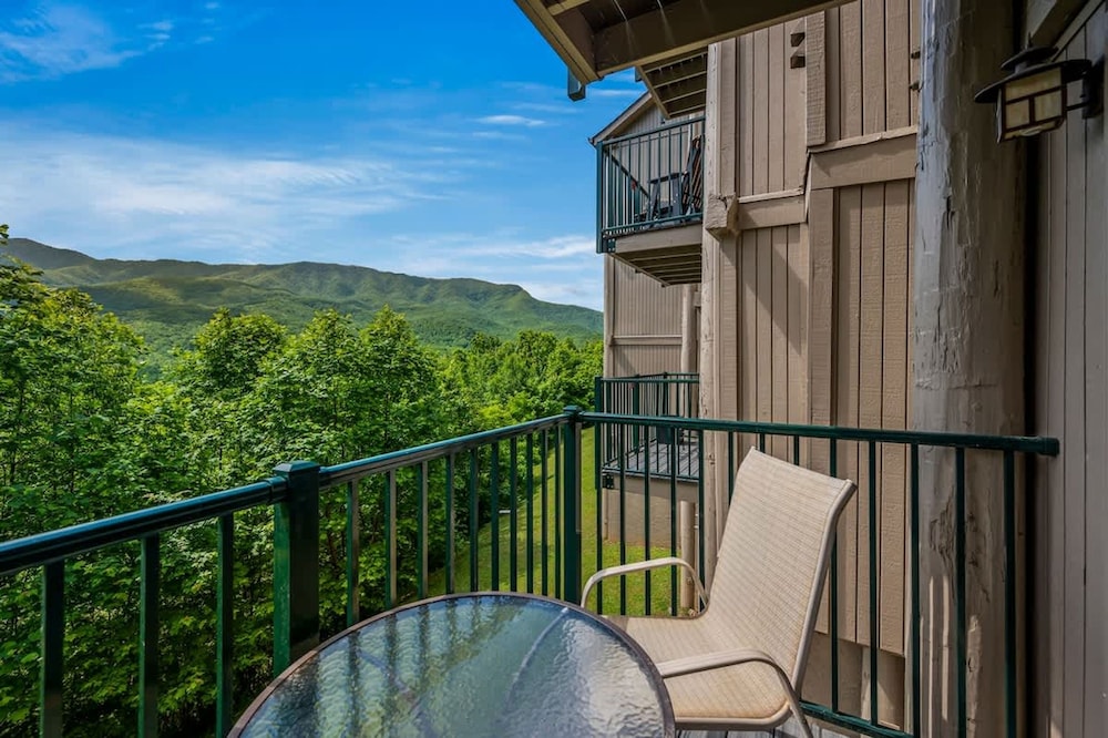 Private Balcony w Views Heated Pool Full Kitchen