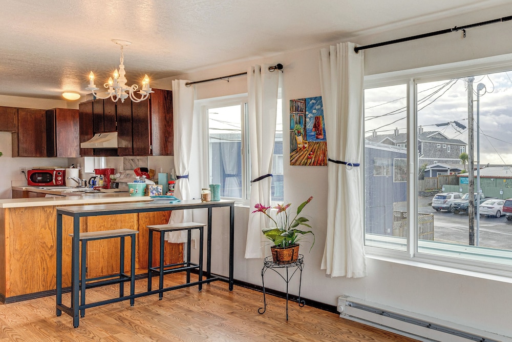 Quaint Rockaway Beach Gem: Walk to Shore!