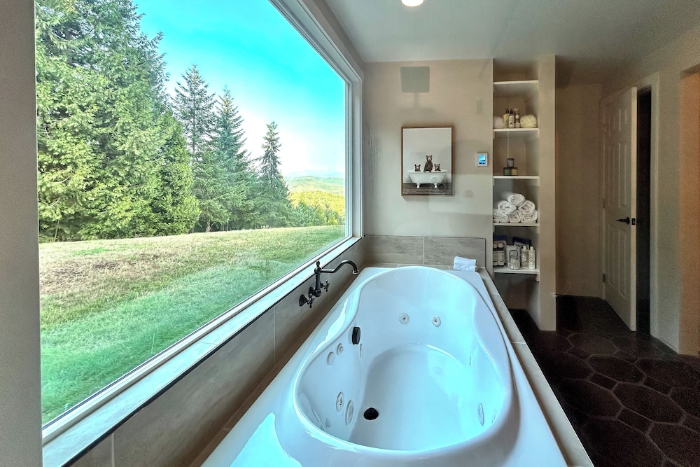 4 Mi to River: Umpqua Valley Villa w/ Fire Pit!
