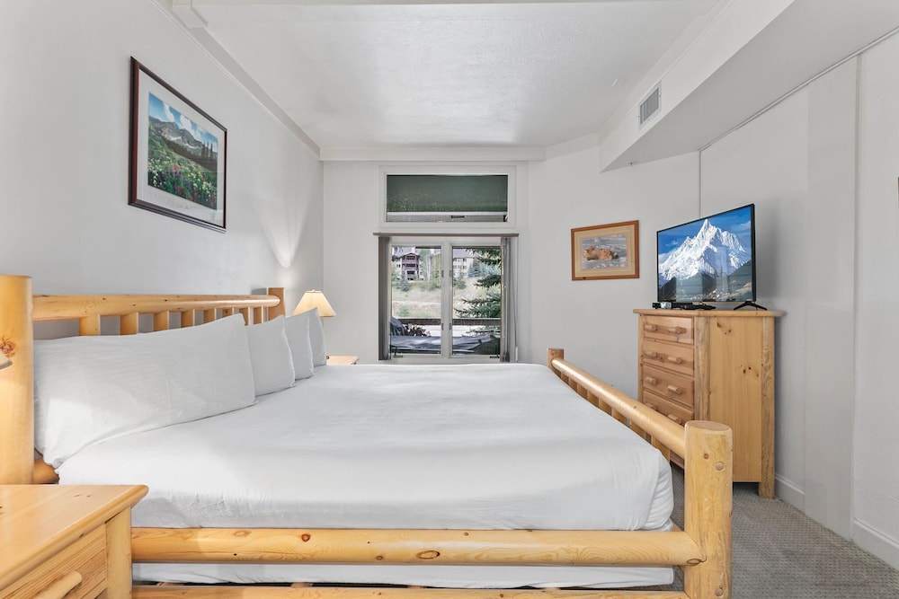 Powder Run at Deer Valley Resort - Two Bedroom Condo with Hot Tub #A12 2 Condo