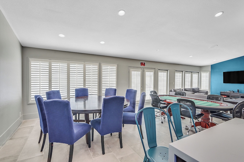 Villa - 8 Bedrms 5 Bths 15 Beds