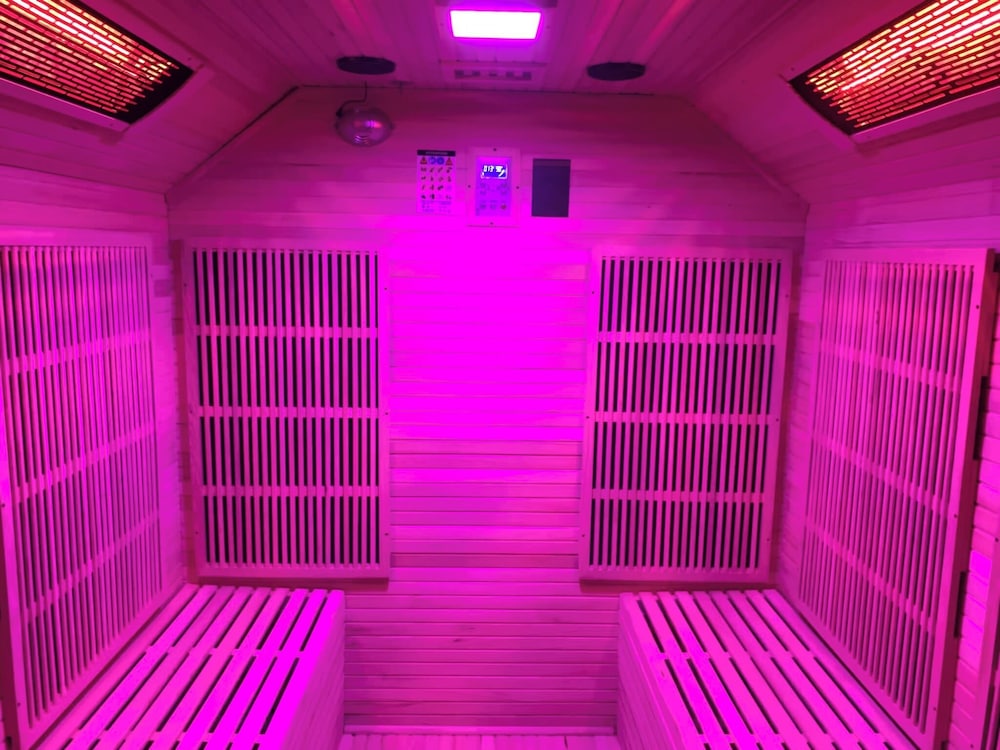Relaxing Getaway With Hot Tub & Sauna Sleeps 6