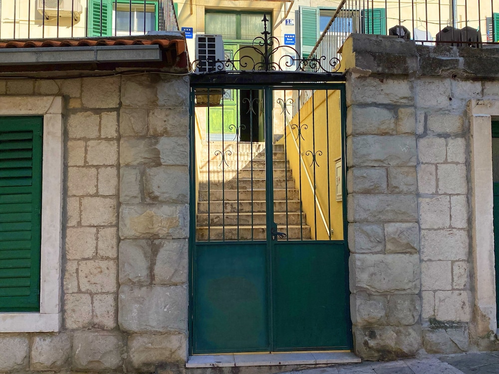 En-suite Iris on Rokova Street view 4